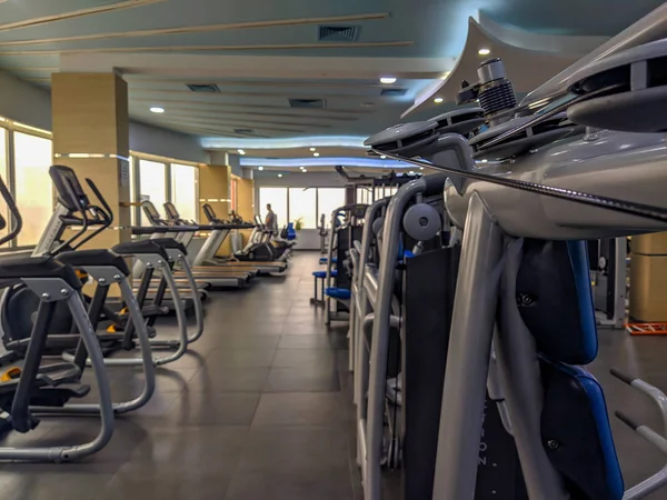 Σύγχρονο εσωτερικό γυμναστήριο εξοπλισμού για την απώλεια βάρους και πιο υγιή και ενεργό ζωή για την αύξηση της δύναμης και της αντοχής — Φωτογραφία Αρχείου