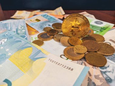 Metal para ve kağıt para ile temsil edilen çeşitli para birimlerinin arasında duran Bitcoin, yatırım için bir fırsat olarak