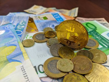 Altın Bitcoin sikke ve metal paralar ve gelecekte finansal ve bankacılık sektöründe kağıt para arasında seçim yapmak.
