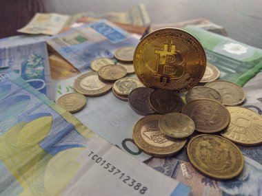 Geleceğin bankacılığı ve küresel piyasa finansmanı bitcoin ve farklı uluslararası para birimlerinden oluşuyordu.