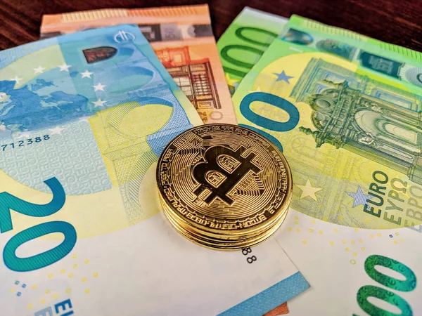 Zlaté bitcoiny naskládané na sebe na různé europapírové peníze jako nový způsob zahraničního a globálního obchodování, investující do těžby a poloviční v budoucnu — Stock fotografie