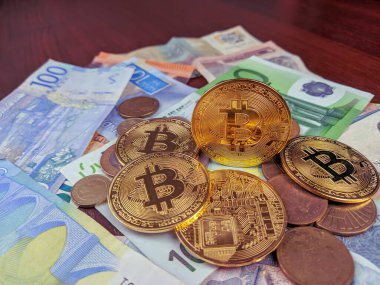 Kripto para birimleri ve diğer dünya para birimleri piyasada ve finans sektöründe dünya hakimiyeti için yarışıyor, farklı seçenekler arasından seçim yapıyor.