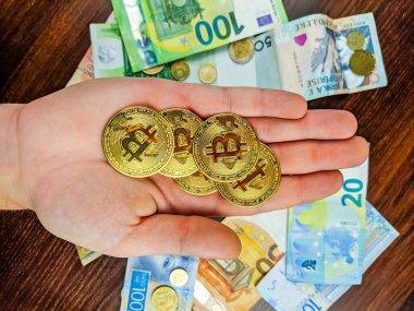 Geleneksel kağıt para ve madeni paralar yerine ticari piyasada finansal işlemler yapmak için bitcoin ve diğer kripto paralarını kullanmak