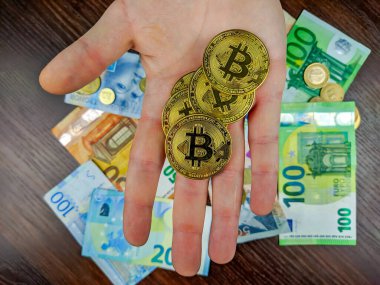 Altın bitcoin sikkeler ve farklı dünya para birimlerinin geleneksel kağıt paraları arasında seçim yapmak gelecekte daha iyi yatırım yapmak için
