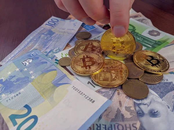 Investice do bitcoinů a zbohatnutí těžbou a polovinou bitcoinů místo papírových peněz a kovových mincí různých světových měn — Stock fotografie