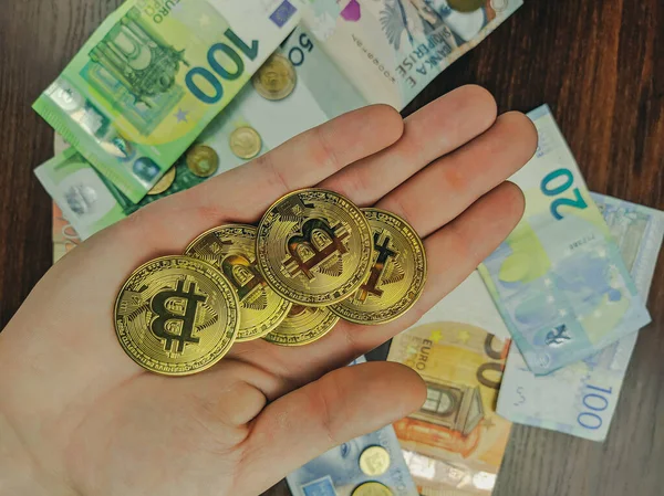Hrstka vydělaných bitcoinů používaných jako primární měna namísto jiného výběru papírových peněz a mincí různých mezinárodních měn — Stock fotografie