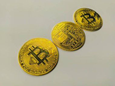 Yakın plan ve bitcoins altın sikkeler gelecekte uluslararası ticaret ve takas için kullanılan modern dijital kripto para birimlerini sembolize ediyor