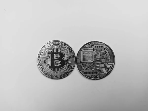 Beyaz arka planda geleceğin elektronik dijital kripto para birimini temsil eden önü ve arkası olan bitcoin 'in siyah ve beyaz görüntüsü