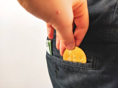 Cebinde fiat euor parasıyla cüzdandan el hırsızlığı ve kripto para hackleme. Bankacılar değerli para.