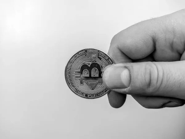 Eksploatacja bitcoin o połowę więcej z cyfrowym kryptowaluta płatności dla e-portfela i bezpieczne i szybkie transakcje pieniężne. — Zdjęcie stockowe