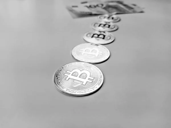 Bitcoin paraları kazanılmış kripto para olarak sıralanmış ve arkasında kağıt para ile bitcoinlerin bankacılık için tercih edilebilir bir yol olduğunu gösteren