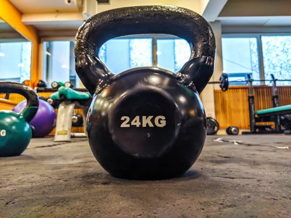 Kettlebell ως στρογγυλό μπάλα σχήμα αλτήρα των 24 κιλών που τοποθετούνται στο εσωτερικό του δαπέδου γυμναστήριο για την απώλεια βάρους και bodybuilding για μια υγιή και πιο ενεργό τρόπο ζωής — Φωτογραφία Αρχείου