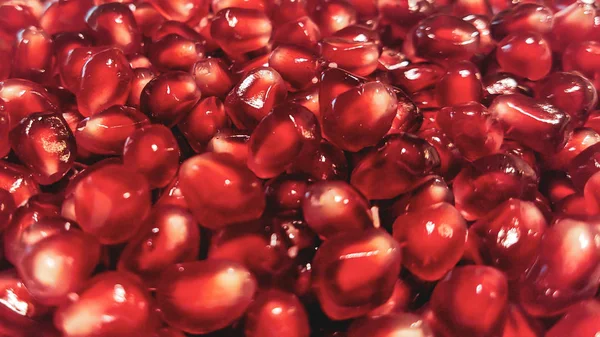 Sağlıklı bir yaşam tarzında vitamin dolu sağlıklı bir meyve gibi üst üste yığılmış zengin kırmızı renkli nar tohumları.