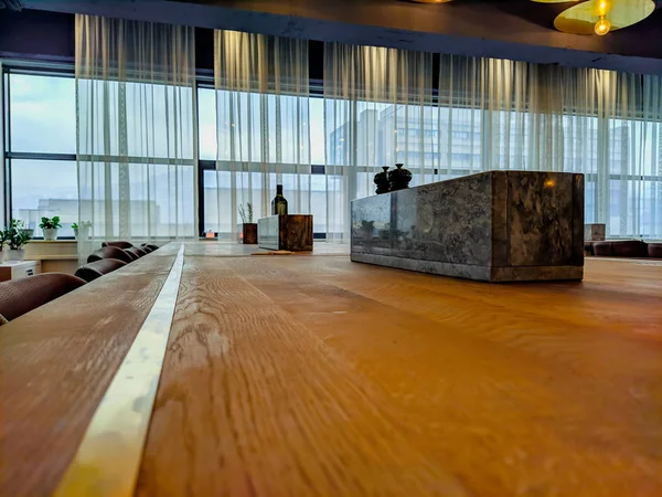 Intérieur luxueux et moderne d'un restaurant ou autre lieu de restauration avec table en bois et style contemporain de décoration — Photo