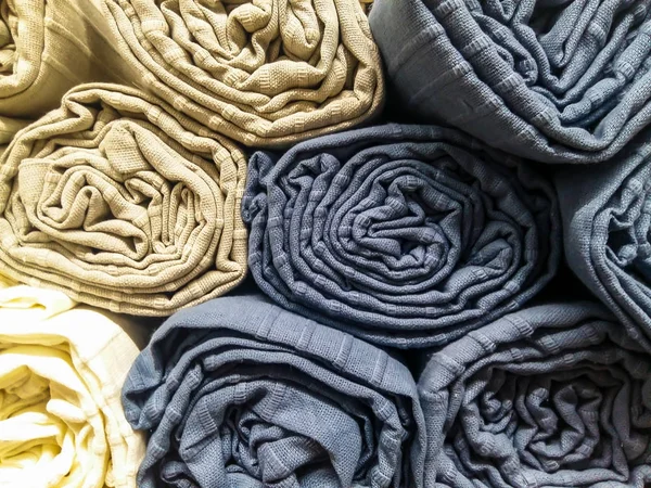 Új ruhák egymásra hengerelve és egymásra rakva, higiéniai célra készen, természetes anyagokból — Stock Fotó
