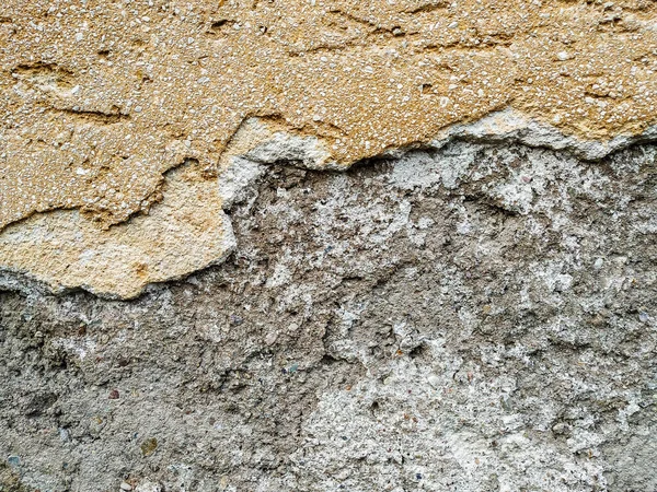 Parede velha do edifício com fachada danificada pronto para ser renovado com diferentes camadas mostrando e textura áspera — Fotografia de Stock