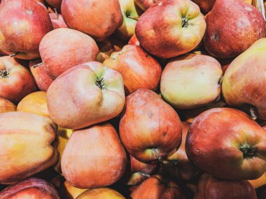 Markette sağlıklı bir yaşam tarzının sağlıklı bir parçası olarak pazara istiflenmiş lezzetli kırmızı sulu elmalar.