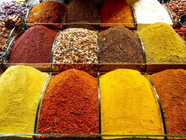 Baharat pazarı farklı renkte baharat karışımları ve baharatlar sunar, tipik doğu mutfağı diyeti ve ülkelerde