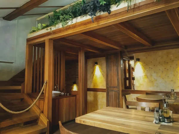 Restoran yang nyaman dan nyaman kosong dalam desain interior kayu dengan lampu kuning untuk makan malam hangat dan tanggal romantis — Stok Foto
