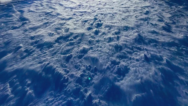 Vista do chão durante a época épica de inverno com neve e vento soprando, superfície fria coberta de neve na montanha — Fotografia de Stock