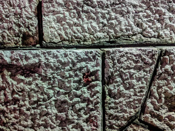 Velho, sujo e rachado pedra branca pedra tijolo telhas na parede ou no chão, já envelhecido e pronto para ser substituído, um papel de parede retro legal — Fotografia de Stock