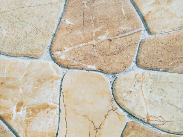 Carrelage en marbre ressemblant à des roches de pierre collées ensemble ce qui rend un design de plancher intéressant dans la maison ou un papier peint moderne cool — Photo