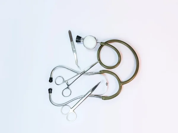 Stethoscop och instrument på läkarens bord isolerade. — Stockfoto