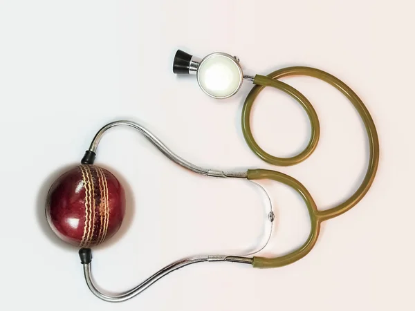 Стетоскоп и двойной шар на столе врача изолированы . — стоковое фото