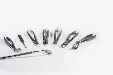 Beyaz masaya düzenlenmiş diş aletleri.