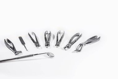 Beyaz masaya düzenlenmiş diş aletleri.