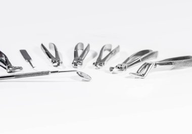 Beyaz masaya düzenlenmiş diş aletleri.