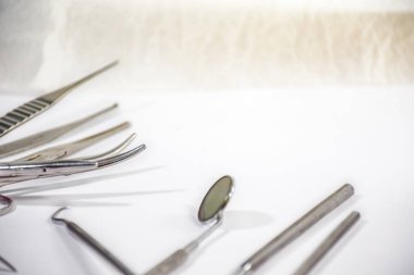 Beyaz masaya düzenlenmiş diş aletleri.