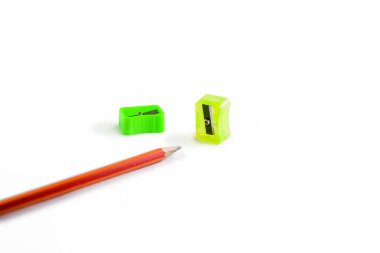 Okuluna geri dön kavram-bir kalem, erasor, sharpner bir kesim folyo