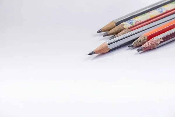 De volta ao conceito de escola um lápis, borracha, afiador uma folha de corte de — Fotografia de Stock