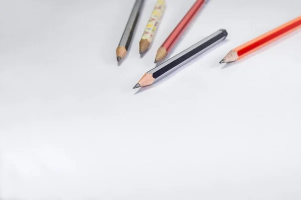 Tillbaka till skolan concept - en penna, erasor, sharpner en skära folie av — Stockfoto