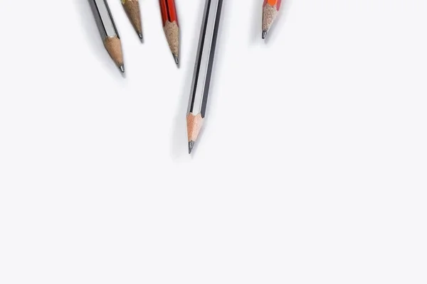De vuelta al concepto de la escuela- un lápiz, un borrador, un afilador una lámina cortada de —  Fotos de Stock