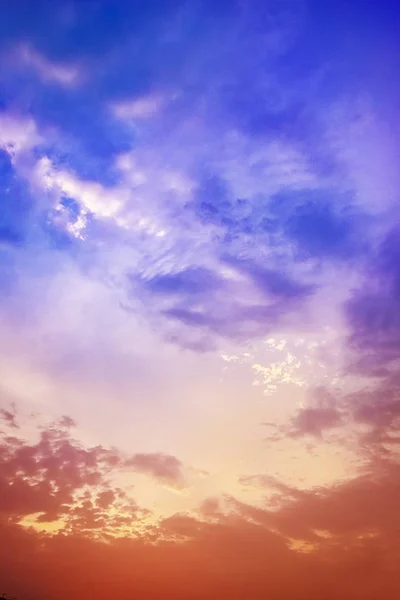 Ciel de coucher de soleil coloré de certaines soirées d'été avec une certaine silhouette — Photo