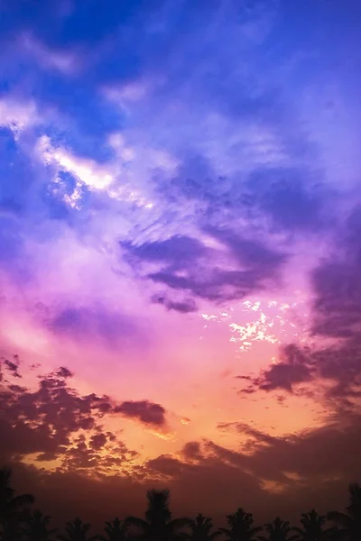 Kleurrijke zonsondergang hemel van sommige zomeravond met sommige silhouet — Stockfoto