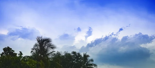 Molnig himmel före stormen. — Stockfoto