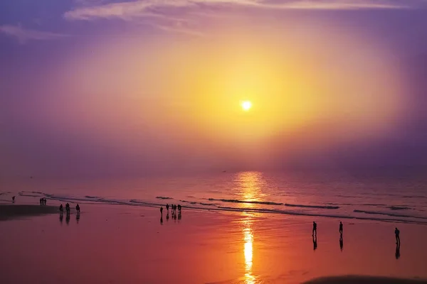 Kleurrijke Sunrise op de seabeach van Oosten kosten India. — Stockfoto