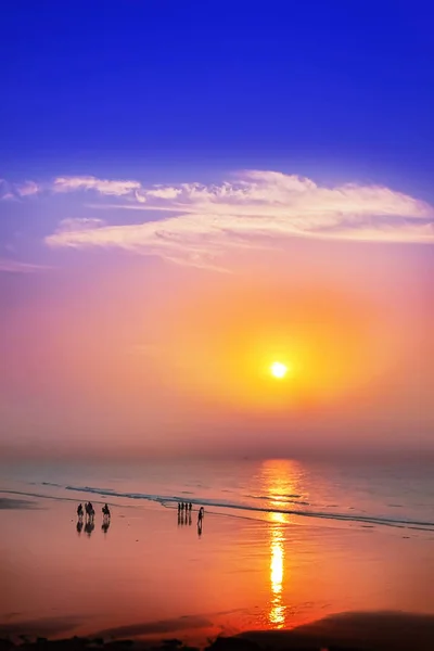 Kleurrijke Sunrise op de seabeach van Oosten kosten India. — Stockfoto