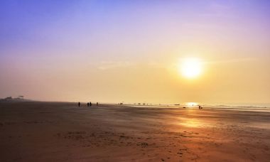 Doğu seabeach güneş doğarken Hindistan mal.