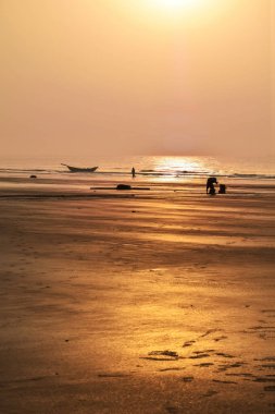 Sahilde... Siluet gündoğumu Doğu Hindistan mal.