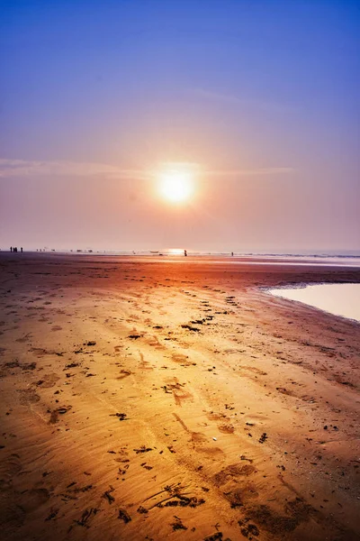 La spiaggia con Silhouette.. la spiaggia di mare di costa orientale India all'alba . — Foto Stock