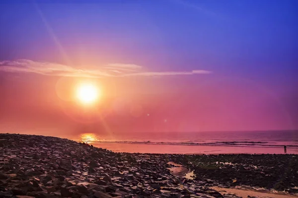 Kleurrijke Sunrise op de seabeach van Oosten kosten India. — Stockfoto