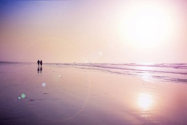 Güneşin doğuşunu, Hindistan doğu silueti ile plaj mal 