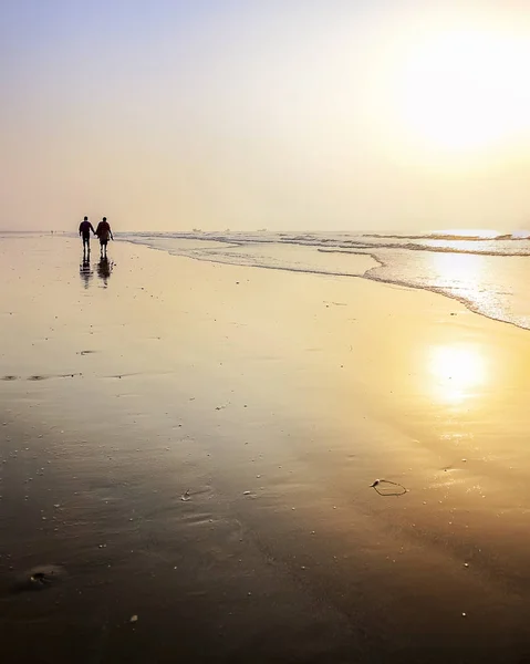 A strand keleti sziluettje ár India, napkeltekor — Stock Fotó