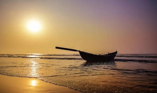 La spiaggia con la silhouette dell'India orientale costò all'alba in — Foto Stock