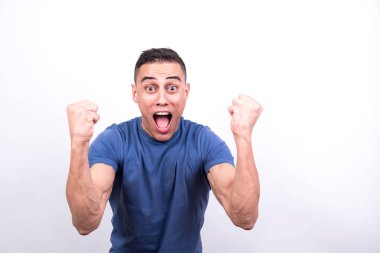 Neşeli bir adam bir şey kutluyor.