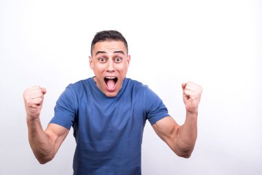 Neşeli bir adam bir şey kutluyor.